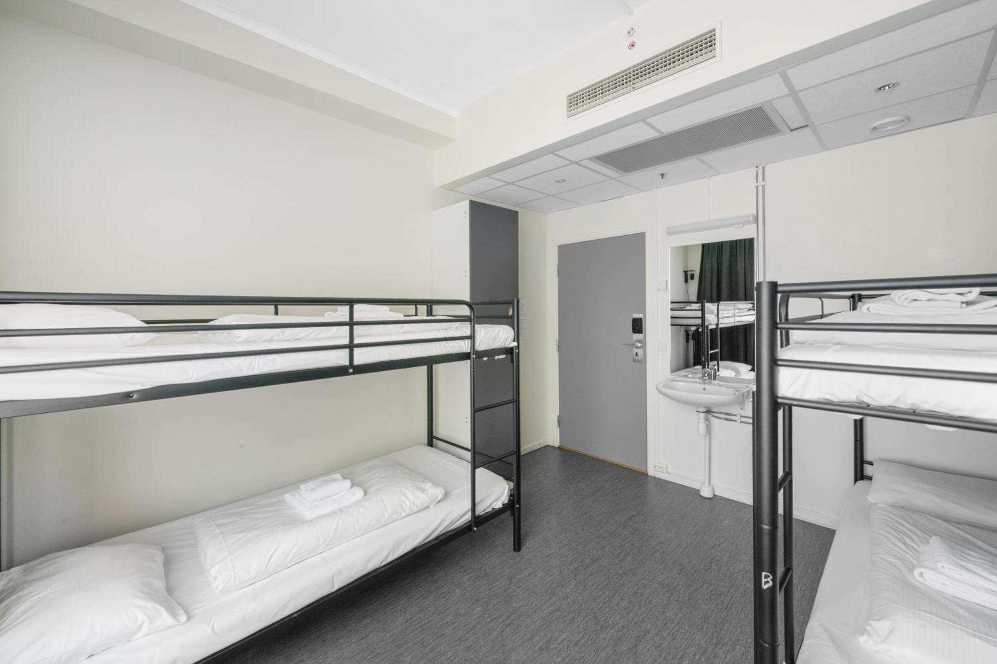 Posto Letto in Dormitorio Misto con 4 Letti